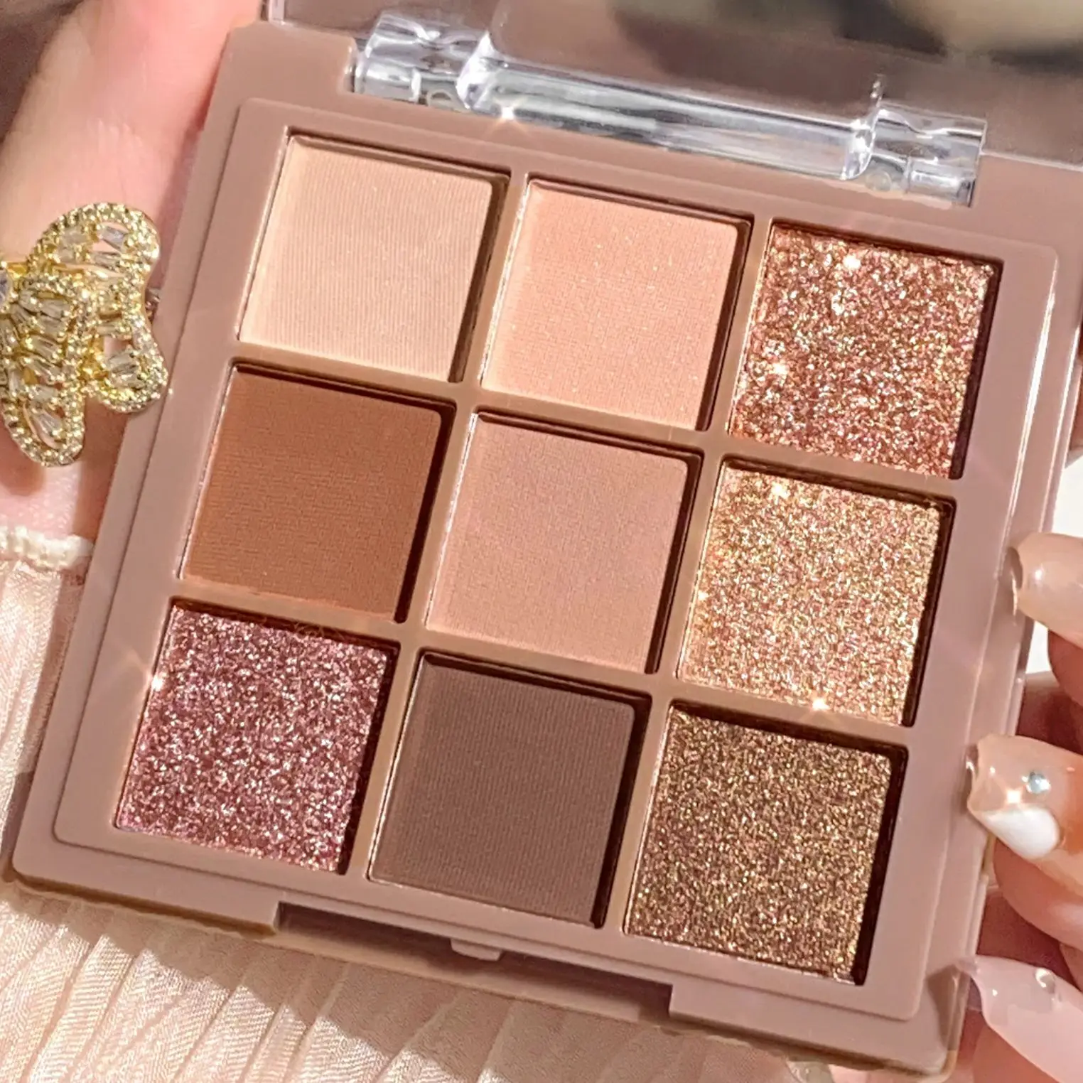 Luxurious 9-18 color eyeshadow palette – Velvet matte and shimmer effect, durable waterproof, berry, brown and nude tones